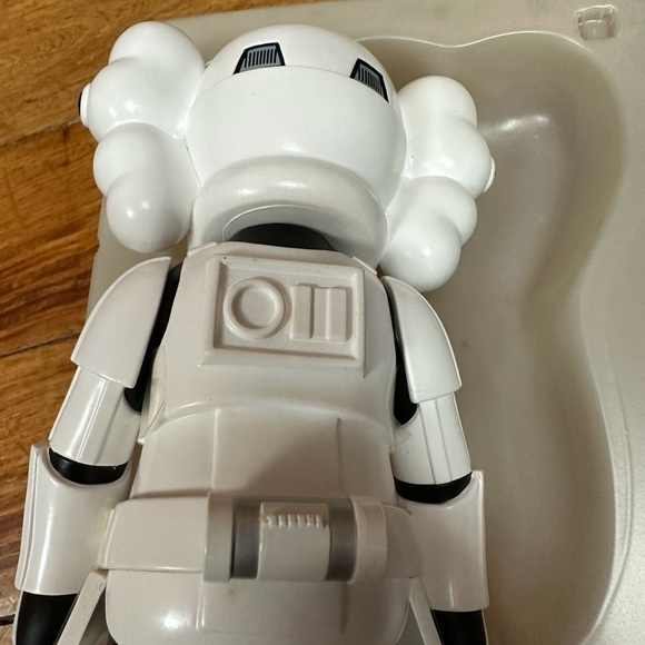 Kaws Star Wars Stormtrooper - Picture 7 of 7